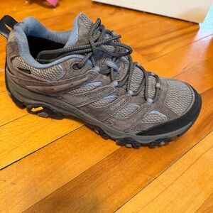 Merrell women’s moab waterproof hiking shoes sz 9